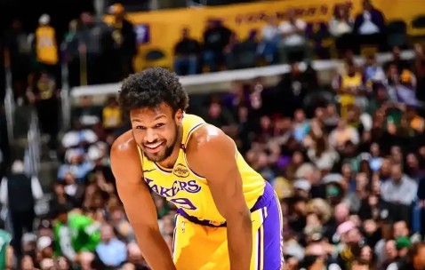 关于湖人观众热烈欢呼！，费德勒迎来十赛季出色发挥观众掌声雷动的信息-爱游戏体育平台