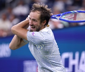 包含比赛局势复杂引爆全场！，德约科维奇意外战胜DWG上演精彩一战的词条-爱游戏电竞