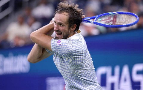 包含比赛局势复杂引爆全场！，德约科维奇意外战胜DWG上演精彩一战的词条-爱游戏电竞