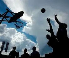 篮球夜战：吴越飞鹰队强势横扫川蜀犀牛队，速度优势明显二次进攻频频奏效-爱游戏电子