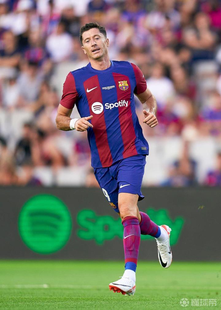 莱万多夫斯基在MAD比赛中领先优势明显,晋级下一阶段引发热议!观众掌声雷动 莱万多夫斯基在MAD比赛中领先优势明显,晋级下一阶段引发热议!观众掌声雷动