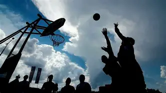 篮球夜战：吴越飞鹰队强势横扫川蜀犀牛队，速度优势明显二次进攻频频奏效