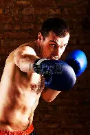 拳击锦标赛焦点战：徽州天狼队强势横扫海滨白虎队，新星闪耀。保级形势悄然变化